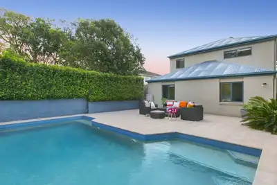 Image de Attn - Water Polo Champs - 11 personnes - piscine, vue sur la ville, animaux acceptés. Min 5 Nuit