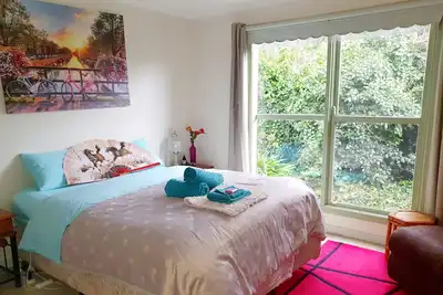Image de Abelia4 Daylesford 10min à pied \"très calme\" chaleureuse et confortable Botanique 2 Br TRÈS Calme