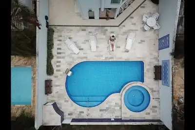 Image de Belle maison de ville avec air conditionné, piscine, jacuzzi séparé et cascade