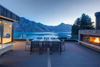 Image de Maison de luxe contemporaine avec vue imprenable sur le lac