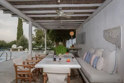 Image de Résidences balnéaires près d'Athènes avec piscine, panier et court de tennis