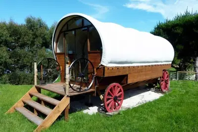 Image de Colonial Wagon + sleepout - Wacky Stays - 6 locations Uniques