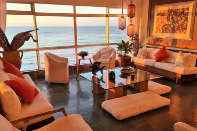 Image de 5 chambres et 2 suites, 4 salles de bains et Wc, 2 garages, wifi, SkyHD