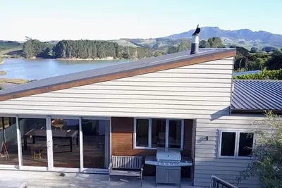 Image de Andamp de montagne à couper le souffle; vue sur le port.