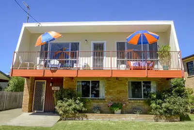 Image de La plage de l'autre côté de la route et une vue imprenable sur la baie de Jervis!
