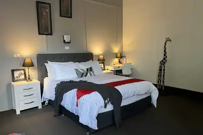 Image de 1. Grand studio apt pet friendly cuisine séparée, buanderie et salle de bains