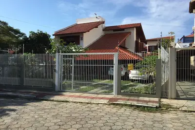 Image de Maison confortable à 80 mètres de la plage, sûre, facile d'accès et climatisée!