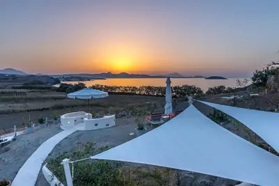 Image de Marvelous vue coucher de soleil sur la mer depuis le jardin, à quelques minutes de superbes plages de sable