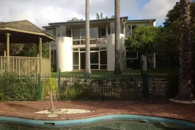 Image de Être éclaboussé à la plage Macmasters