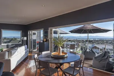 Image de Black Vista - Entertainers Delight 4 Bedrooms & 3 Bathrooms!