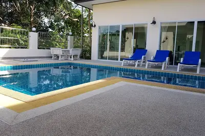 Image de Belle Villa avec 5 chambres et 4 salles de bains avec piscine à louer. 6ème chambre disponible
