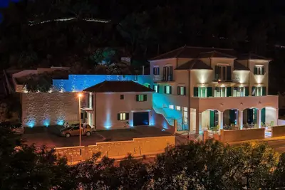 Appartement romantique avec piscine dans le centre-ville de Hvar