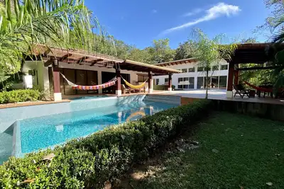 Image de Villa tropicale avec piscine et vue imprenable, a 5 minutes de Playa Carrillo