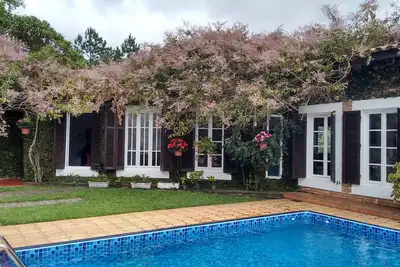 Image de Vue Imprenable en haut lieu avec montagne en pierre, piscine et lac