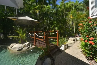Les Coral Apartments