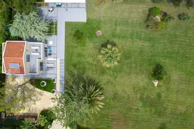 Image de Magnifique villa entourée de palmiers sur la plage