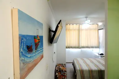 Image de Guaruja, Pitangueiras Beach, plat avec services, un pâté de maisons de la plage.