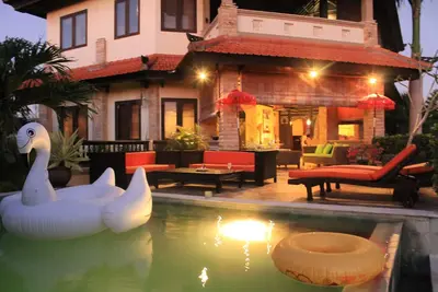 Image de 3 chambres villa avec piscine privée parking gratuit et un minimum de 3 nuits pilote