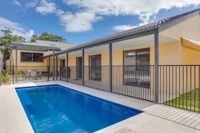 Image de «Charmes de marche de la plage / nager dans la piscine