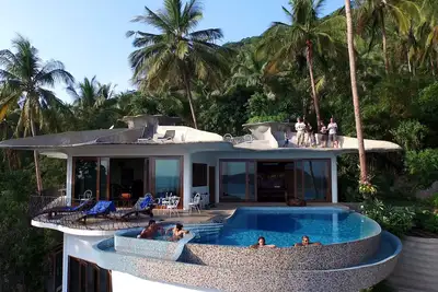 Image de Superbe, exotique deux chambres, avec une immense piscine privée à débordement!