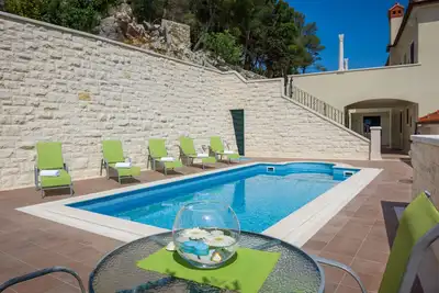 Appartement Moderne Avec Une Piscine Dans Le Centre Ville De Hvar