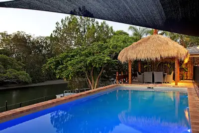 Image de Rivercove est Famille + Animaux acceptés avec votre propre plage privée et est très central!