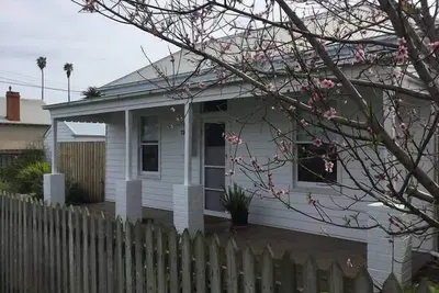 Image de Cottage Lily. . . Rue de la banque<br>Au coeur de la ville