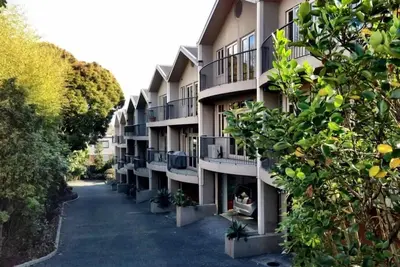 Image de Belle maison mitoyenne de 3 étages sur la route de Remuera