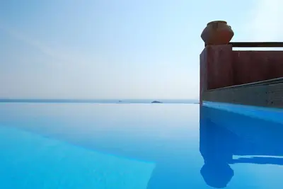 Image de Villa en pierre de luxe avec piscine et vue spectaculaire sur l'océan