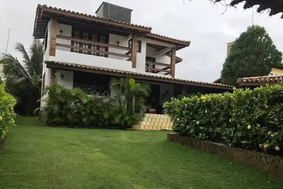Image de Maison confortable et charmante avec piscine et jardins en copropriété en front de mer!