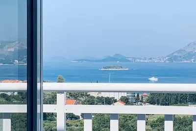 Image de Appartement de luxe près de la plage et des piscines avec une vue imprenable sur la mer