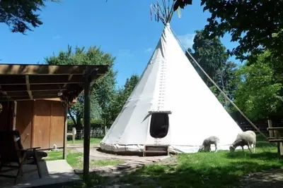 Image de Tipi / Tipi - Wacky Stays = six locations Uniques