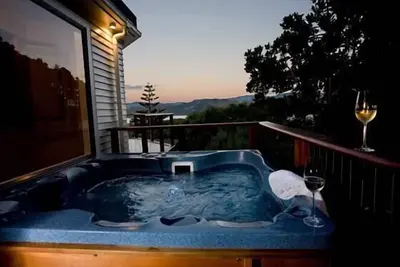 Image de Superbe colline retraite autonome avec une vue imprenable sur le port