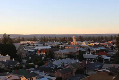 Image de Glenelg - Vue panoramique sur les lumières nocturnes de la ville
