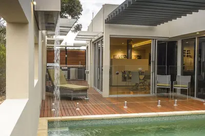 Image de The Frames 'Pastiche' Luxury Retreat avec vue sur la piscine privée de River Murray, Spa