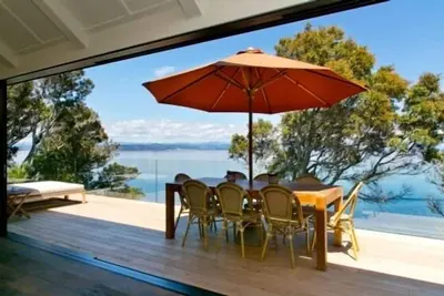 Image de Superbe villa de luxe au bord du lac à The Point