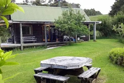 Image de Ruru Cottage - refuge de forêt indigène confortable