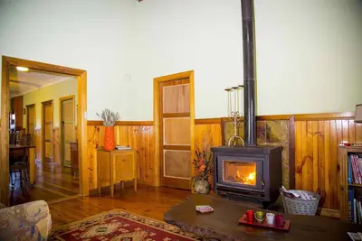 Image de Red Tractor Retreat - Country-style 3 bdrm cottage plus 2 studio rooms with pool and breakfast basket