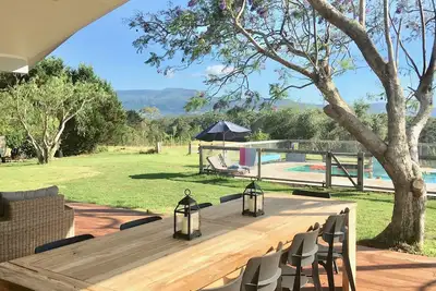 Image de Berry Downs chalet avec piscine et court de tennis