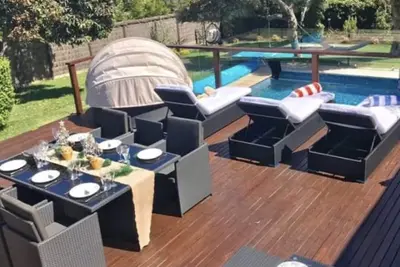 Image de Retraite familiale Limeburners - piscine et trampoline