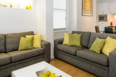 Image de Appartement moderne du centre-ville, à 6 minutes à pied du Cbd avec parking hors rue