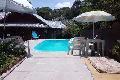 Image de Chalet Avec Piscine En Pelouse, Secteur Central, 3 Chambres, CHEMINÉE, Chauffage.