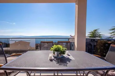 Appartement de vacances avec vue sur la piscine et la mer