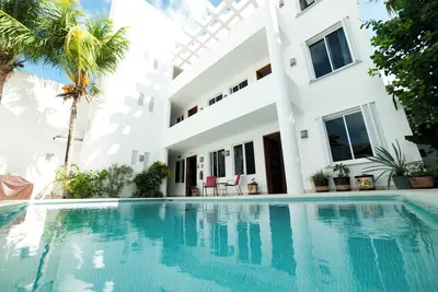 Image de Villa avec superbe piscine!