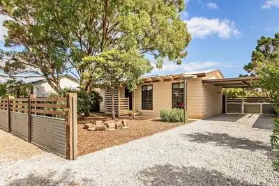 Image de Sea Devine - 6 Guests | 3 Bedrooms | 3 Beds | 1 Bathroom - Master Bedroom: Queen bed, Bedroom 2: Queen bed, Bedroom 3: Bunk beds