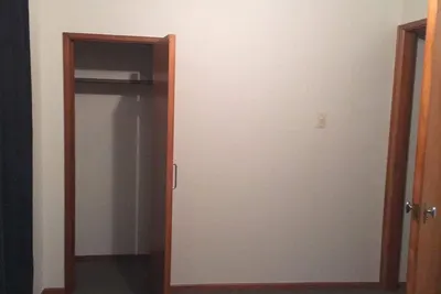 Image de 2 chambres queen et lits jumeaux disponibles dans une maison d'accueil à Howick Auckland