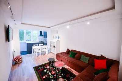 Image de Appartement confortable près de l'avenue Pekini avec cour / Patio