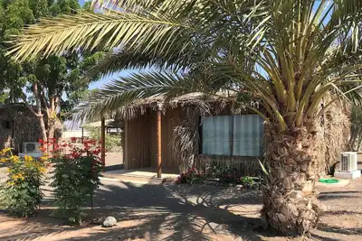 Image de Retraite agricole idyllique: piscine, yoga, jeux, explorer la montagne et le désert