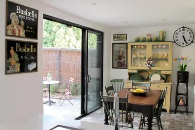 Image de Cottage de grès de luxe des années 1870, 2 chambres, cuisine 5 étoiles et salle de bain, jardin