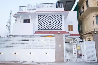 Image de Namaskar de la ville des lacs! Home away from home est la vision!